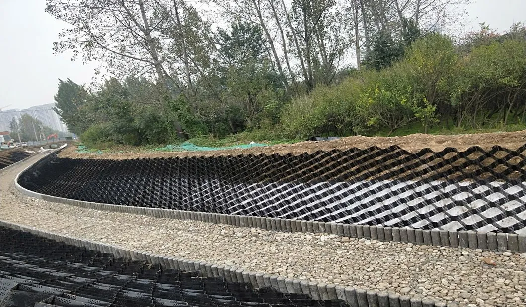 Yüksek bal çekirdeği Siyah HDPE Geocell Güçlendirme Yol için Çakıl Stabilizer Şebeke Destek Duvar Döşeme 10