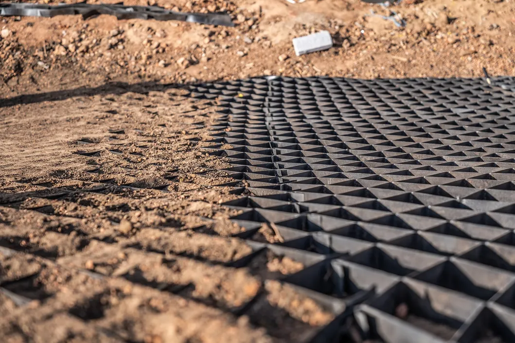 Yüksek bal çekirdeği Siyah HDPE Geocell Güçlendirme Yol için Çakıl Stabilizer Şebeke Destek Duvar Döşeme 11