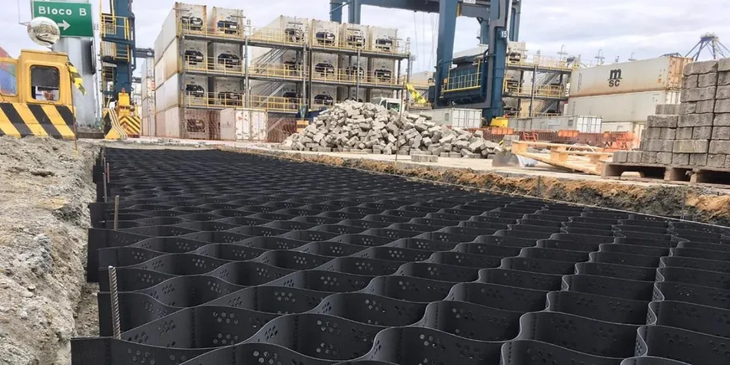 Delikli Dokulu HDPE Geocell Yüksek Hücresel Sınırlama Sistemi Petek HDPE Geocell Yol Temeli Şev Koruma Otopark Araba Yolu İstinat Duvarı İçin 6