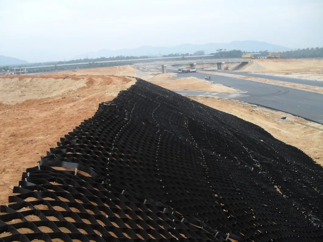 Delikli Dokulu HDPE Geocell Yüksek Hücresel Sınırlama Sistemi Petek HDPE Geocell Yol Temeli Şev Koruma Otopark Araba Yolu İstinat Duvarı İçin 8
