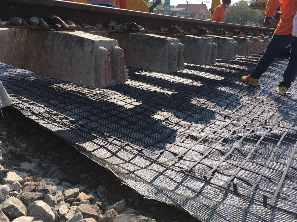Karayolu demiryolu için Düşük araba yolu geo ızgara fiyatı çift eksenli PET polyester çözgü örme geogrid güçlendirmek