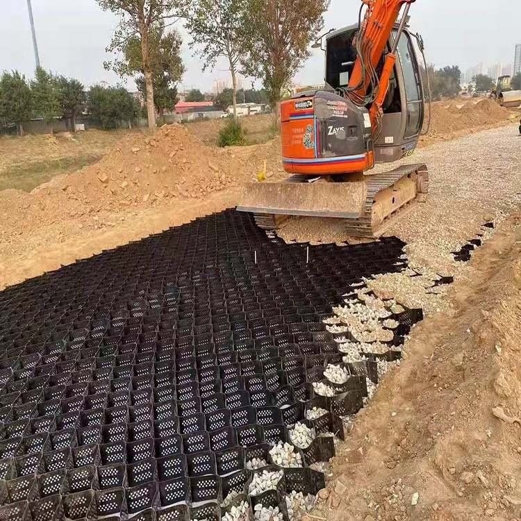 Güçlendirilmiş kıyı destek duvarları HDPE jeocell yol yatağı güçlendirme toprak dengeleme nehir kanalının jeocell