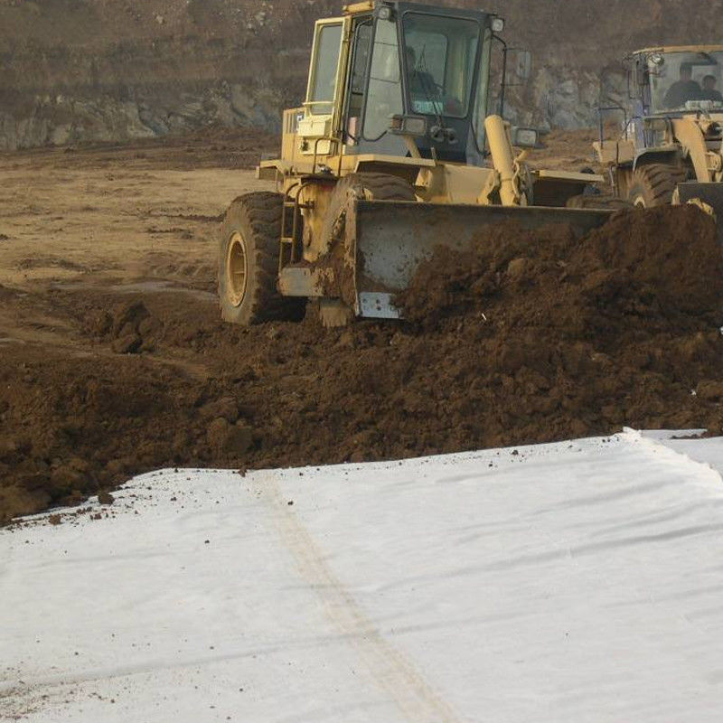 PET Polyester Uzun Elyaflar Dokunulmamış İğneli Pencerelenmiş Poliester Jeotekstil Yol örtüsü için Dokunulmamış Jeotekstil