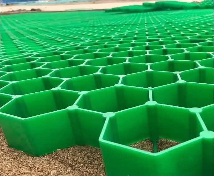 HDPE Plastik Gözenekli Çim ızgarası Çaplaklar Park yeri zemini için döşeme ızgarası