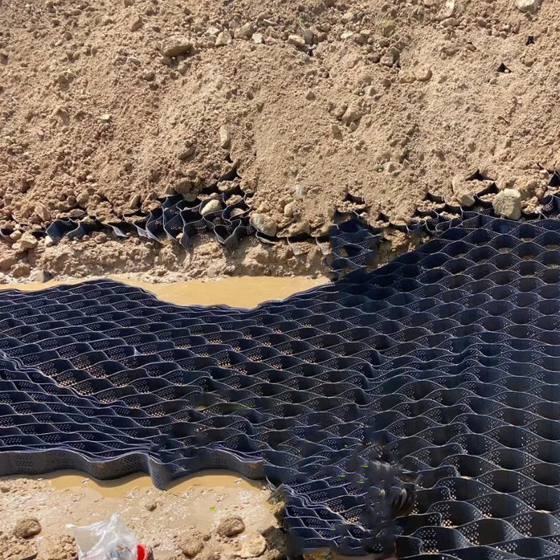Deliklerle dokulanmış yüksek hücresel koruma sistemi bal kovanı HDPE Geocell Yol için Temel Eğitme Koruma Park Alanı Araç Yolü Destek Duvarı