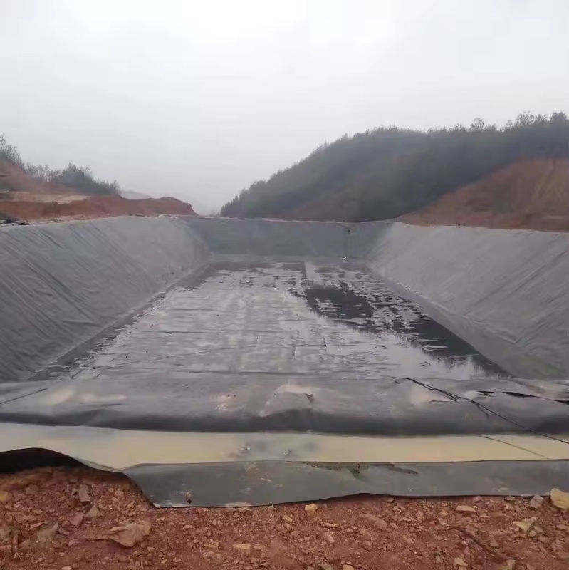 Uzun Sürekli Anti-UV Geomembran Havuz Liner Balık Çiftliği Yapay Göl Kullanımı için Kara Film