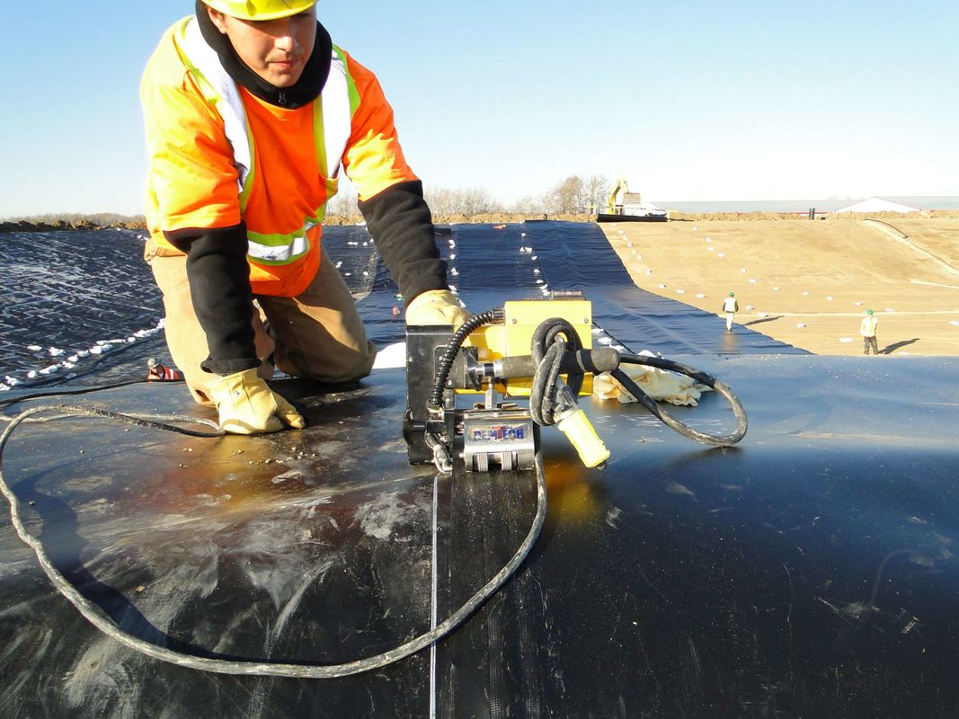 Balık yetiştirme için dayanıklı HDPE Geomembran Liner Su geçirmez Plastik Havuz Liner Su yetiştirme tankları, havuzlar ve su rezervuarları için