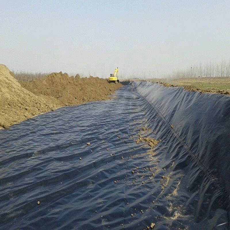 Yüksek yoğunluklu polietilen (HDPE) Geomembranlar Siyah UV-Dayanıklı Kaplamalar Polietilen havuz kaplamaları Çöplüğe tutunmak için 1.5mm Kalınlık Geomembran 500N Çekiş Gücü