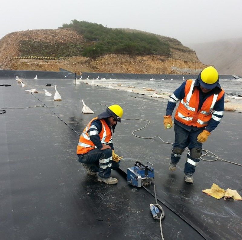 Yüksek yoğunluklu polietilen (HDPE) Geomembranlar Siyah UV-Dayanıklı Kaplamalar Polietilen havuz kaplamaları Çöplüğe tutunmak için 1.5mm Kalınlık Geomembran 500N Çekiş Gücü