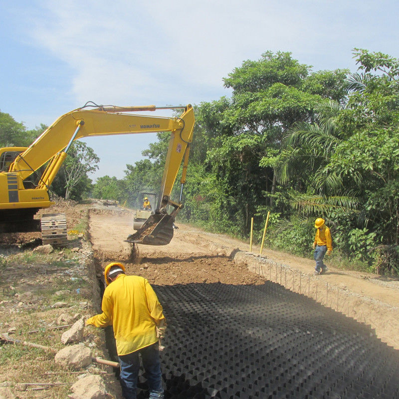 HDPE Plastik Geocell Döşeme Şebeke Siyah HDPE Geocell Yumuşak Bodrum Güçlendirme için Düşük Maliyetli Çakıl Stabilizer Geocell Yol İnşaatında