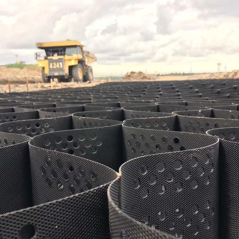 Plastik Geocell Taşlanmış ızgara Siyah HDPE Geocell Yumuşak Bodrum Güçlendirme Çakıl Istikrarlandırıcı Geocell Yol İnşaatında