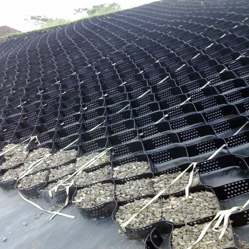 Yürüyüş yolunun istikrarı, yol tabanının güçlendirilmesi, otopark ve yamaç koruması için dokulanmış ve delikli HDPE Plastik Geocell Çakıl Ağı