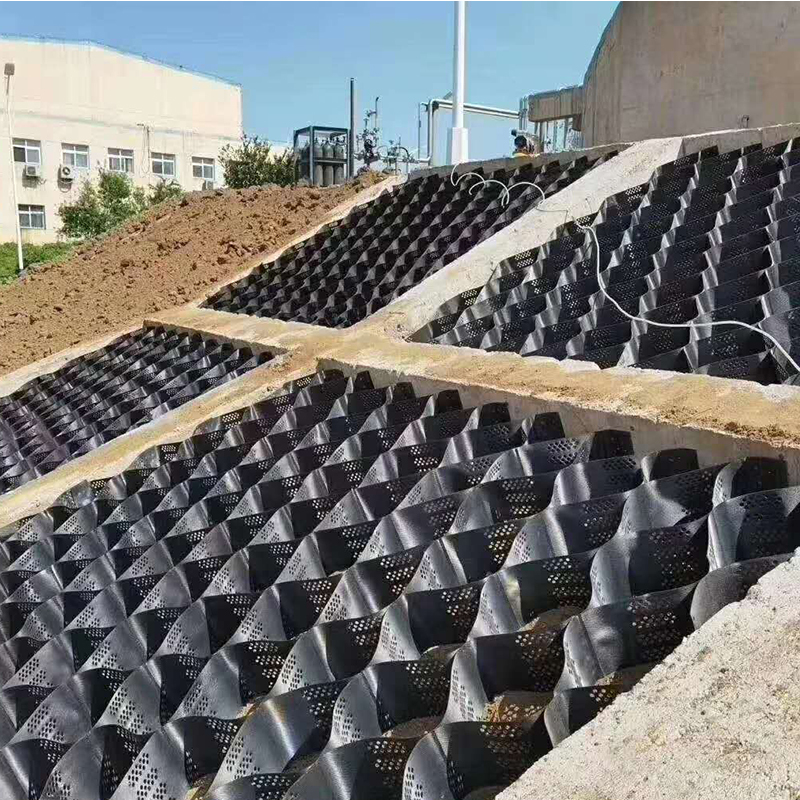 Yürüyüş yolunun istikrarı, yol tabanının güçlendirilmesi, otopark ve yamaç koruması için dokulanmış ve delikli HDPE Plastik Geocell Çakıl Ağı